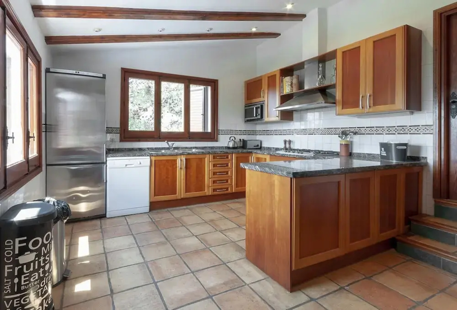 Casabra in Ador With 5 Bedrooms and 3 Bathrooms