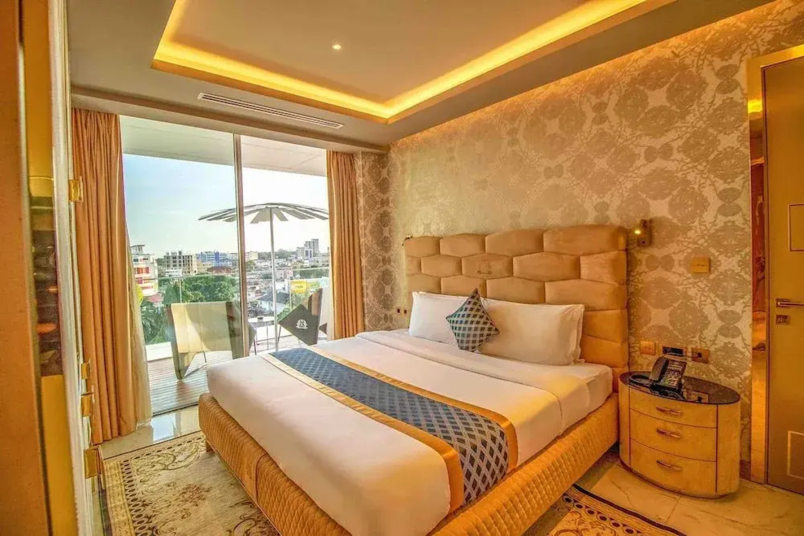 No 1 Oxford Street Hotel And Suites