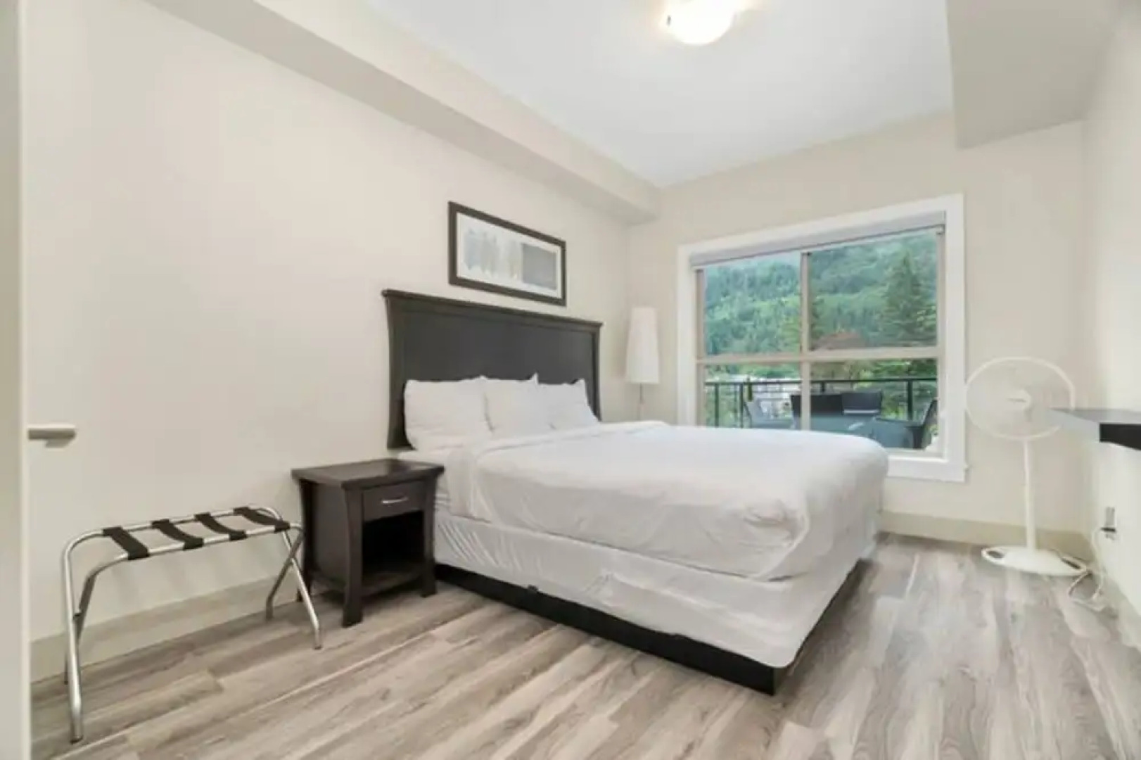 Modern 4BR Penthouse With Lake Views