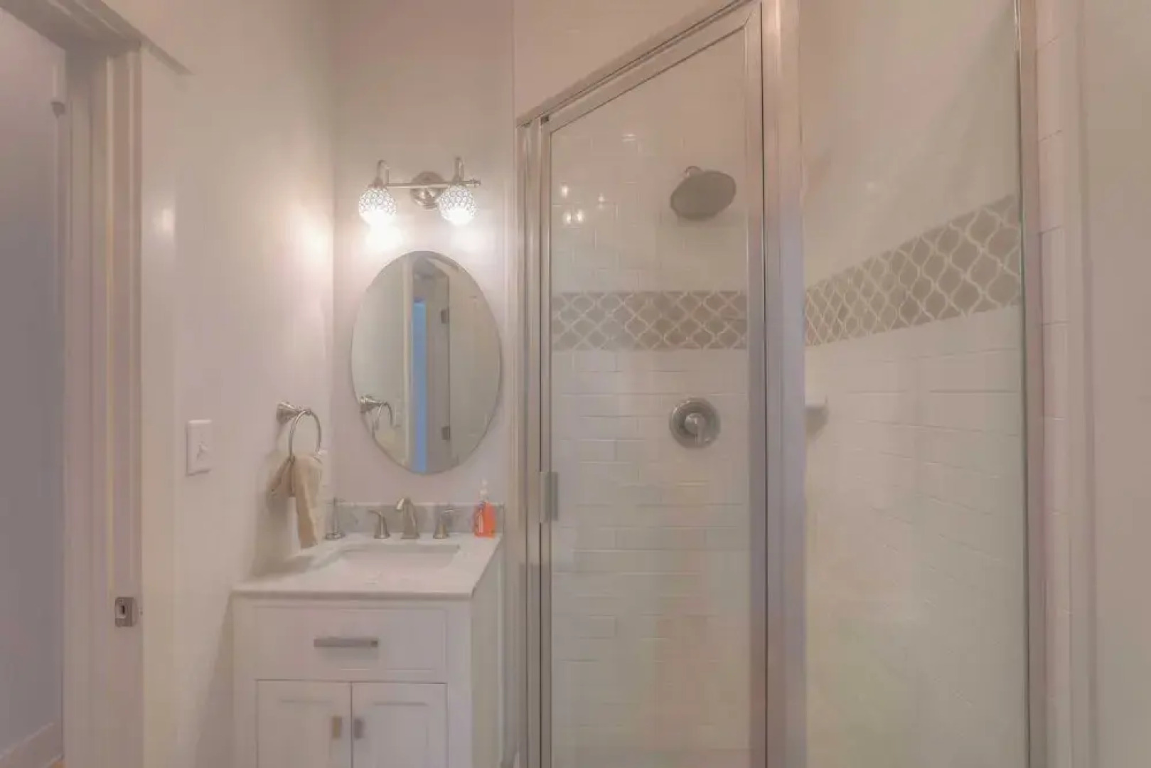 Dunn Inn 2 by Avantstay Walk to Beach, Pool Access, Sleeps 17!