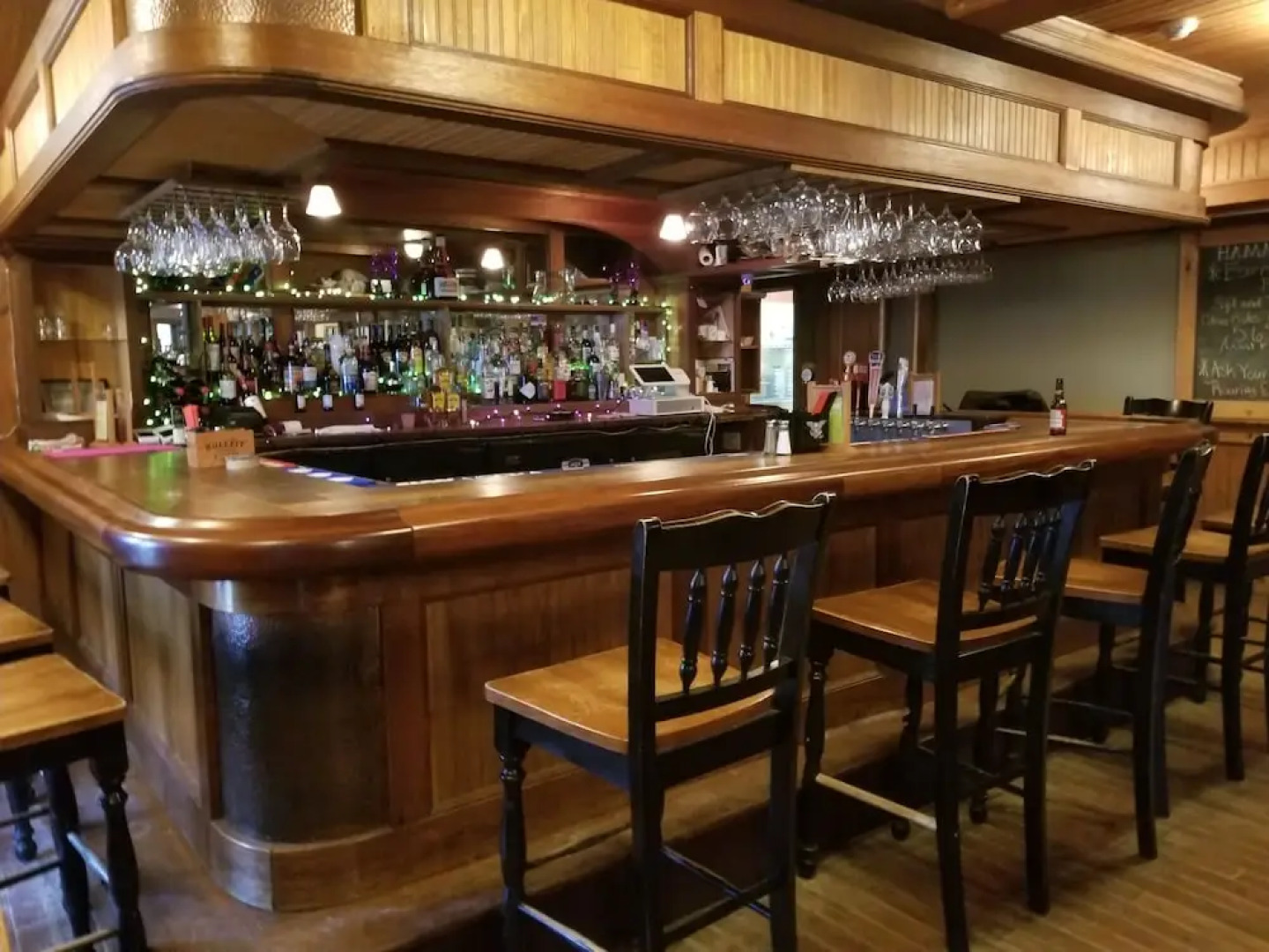 Hammos Pubstaurant and Lodge