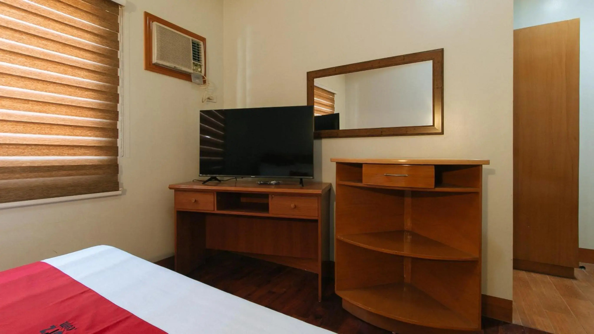 RedDoorz Premium @ Nick Hotel Gerona Tarlac