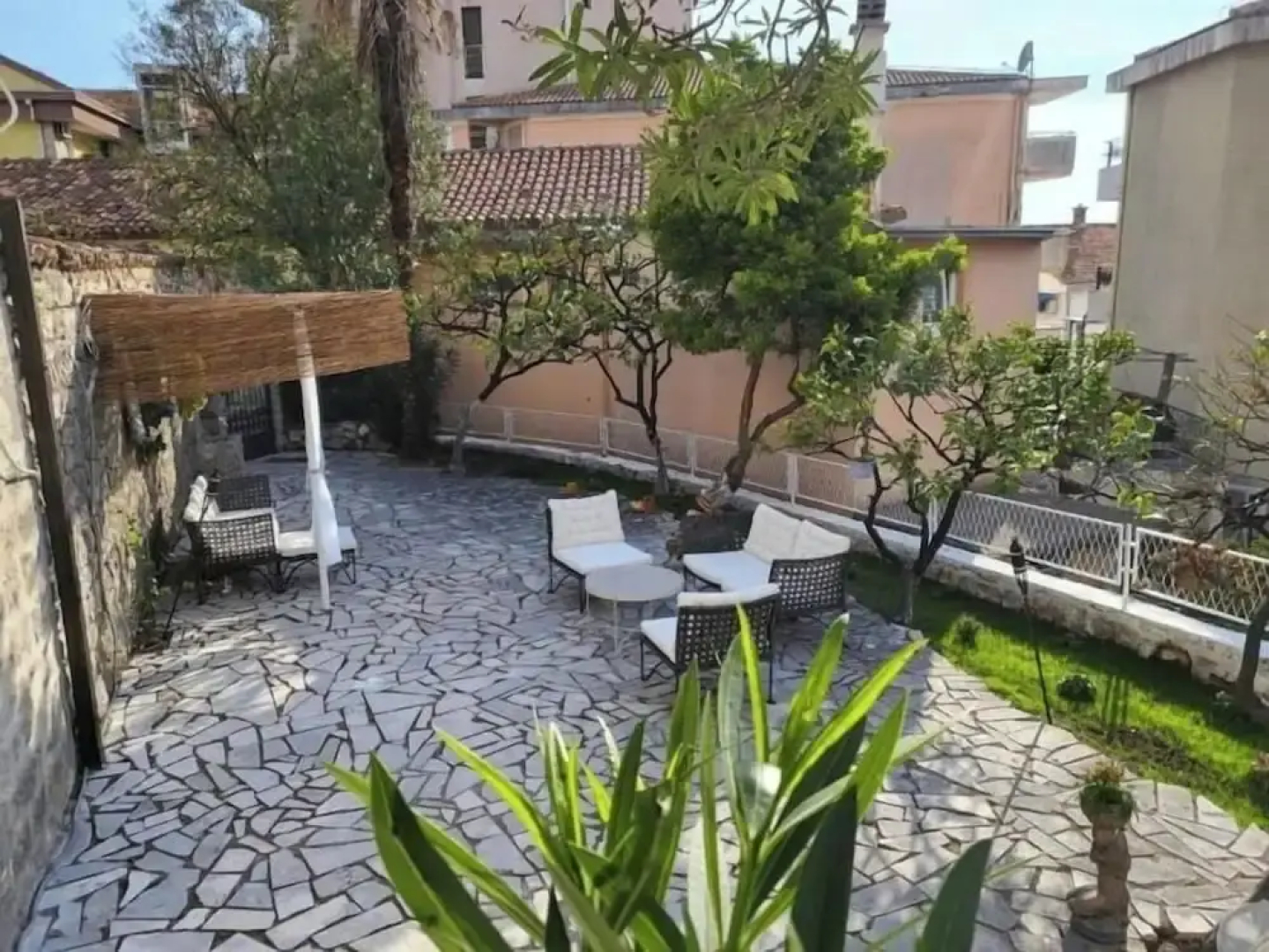 Sereni̇ta Stone House