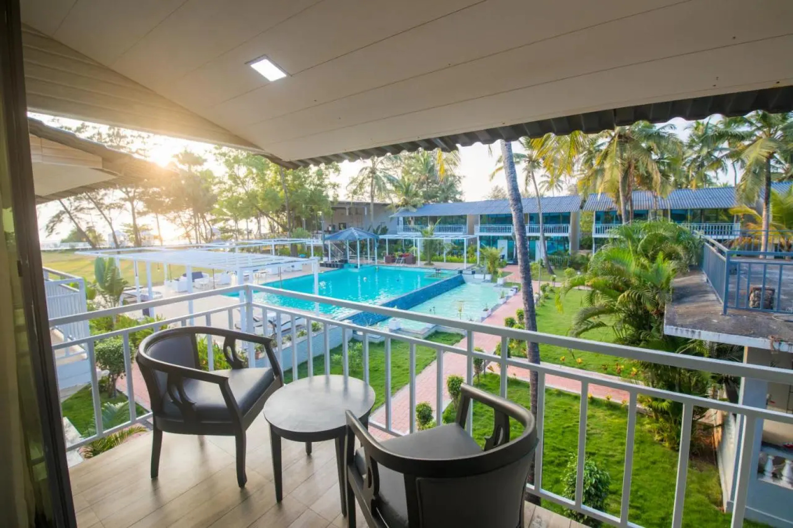 Foxoso La Beach Resort & Spa