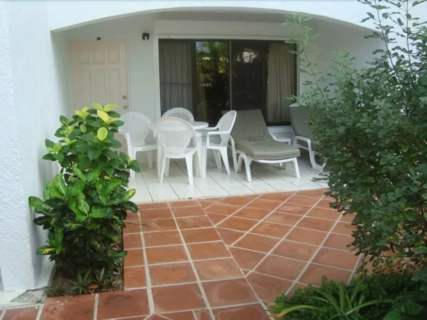 Allamanda Beach Club by RedAwning