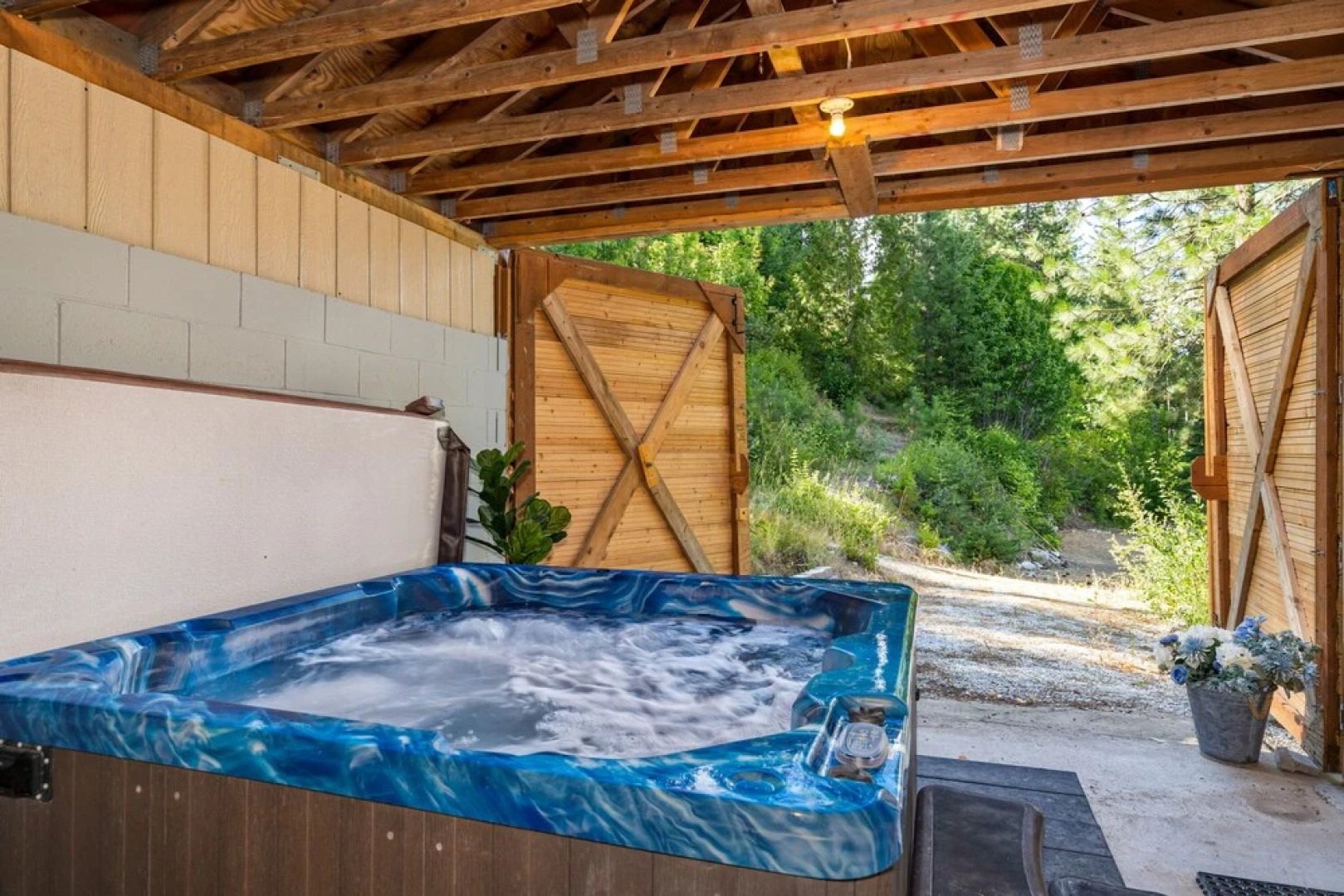 Log Cabin w/ Private Hot Tub on Wenatchee River!