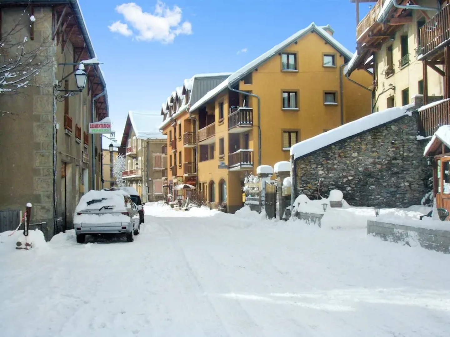 Studio in Aiguilles, With Wonderful Mountain View and Wifi - 5 km From