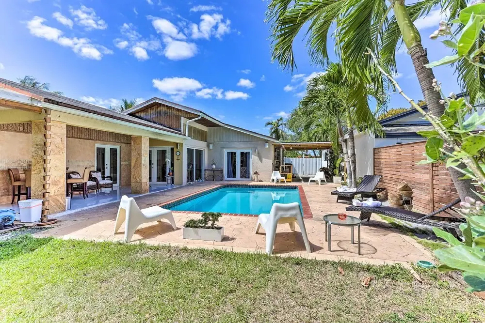 Sunny Miami Retreat - Pool, Patio & Gas Grill!