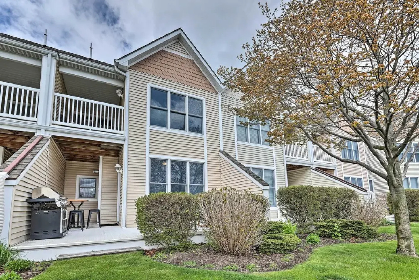 Bright Manistee Condo w/ Beach + Pool Access!