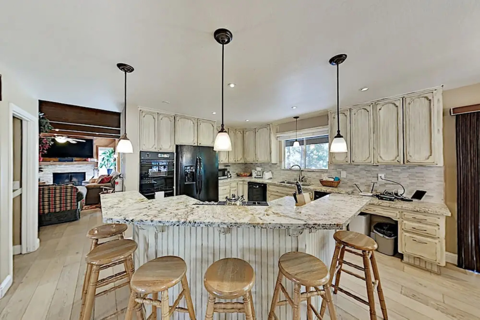 Expansive 7br W/ Hot Tub & Game Room 7 Bedroom Home