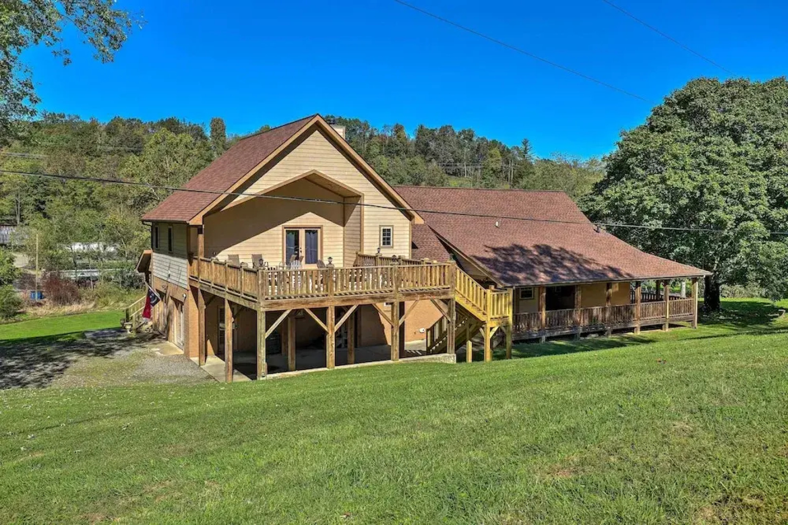 Game Room, Theater + Deck: Burnsville Cabin!