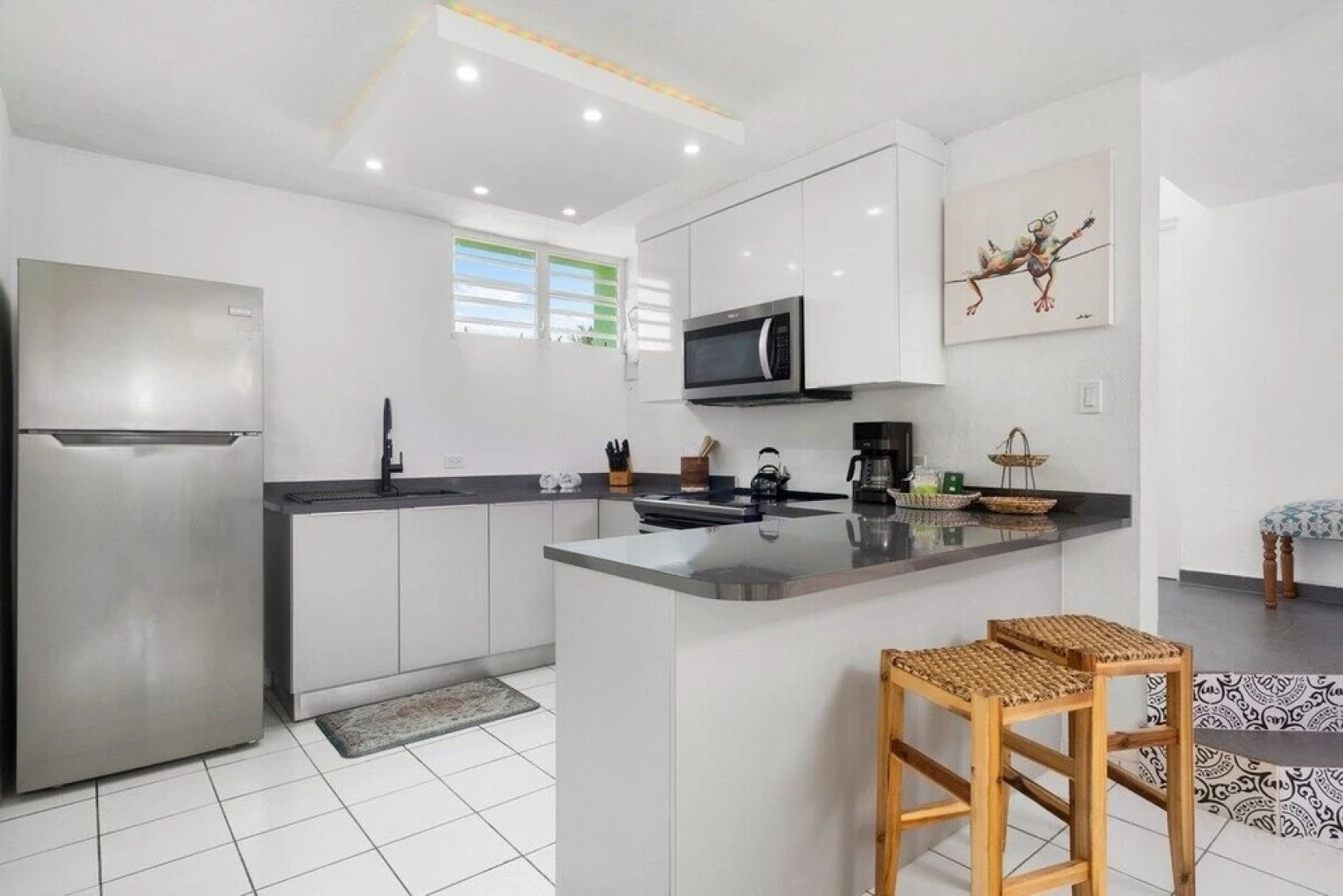 Walk to Beach or Swim in the Pool, 4 Bedrooms 4 Home by Redawning