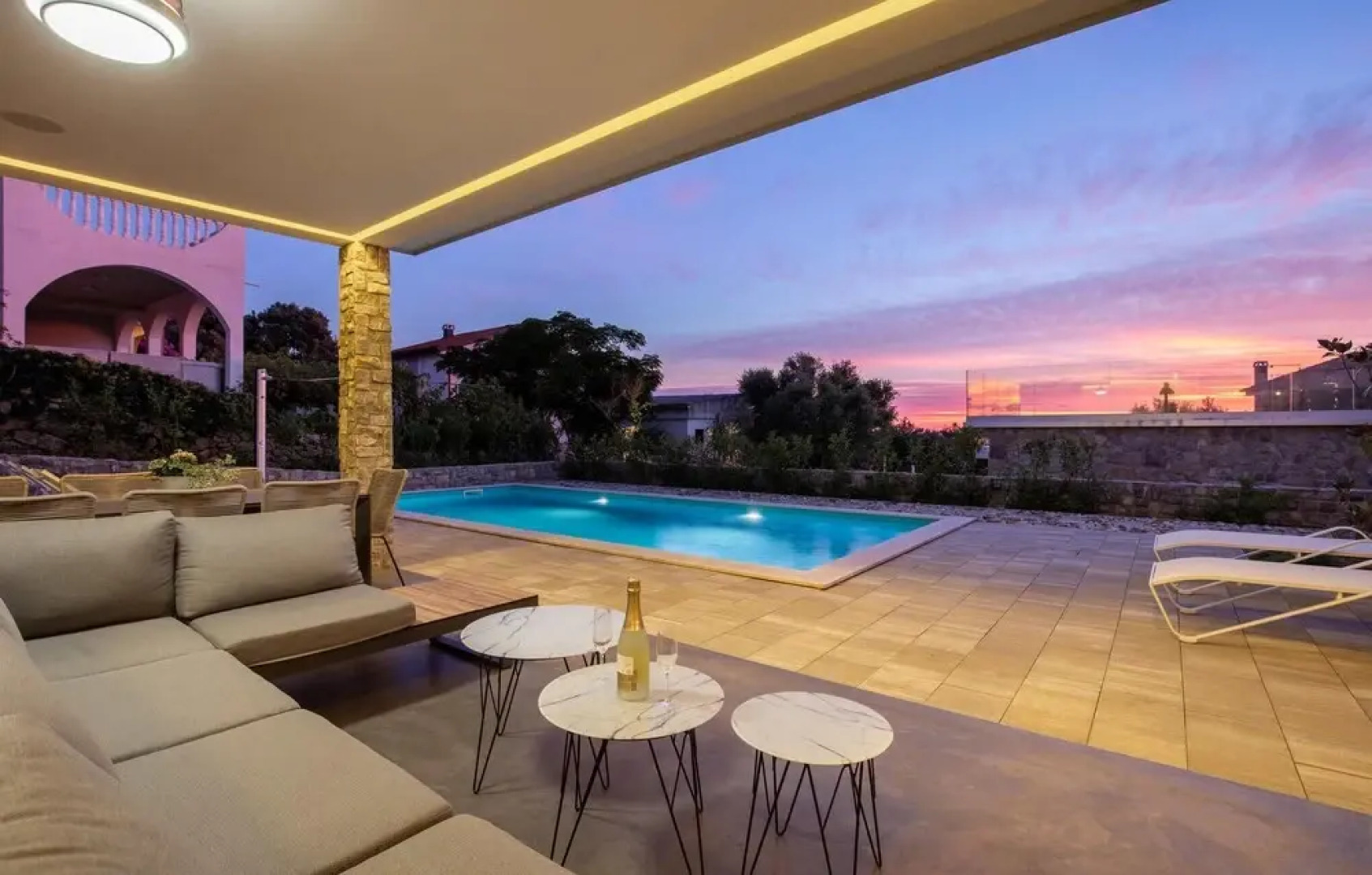 Stunning Home in Lun With 4 Bedrooms, Wifi and Outdoor Swimming Pool