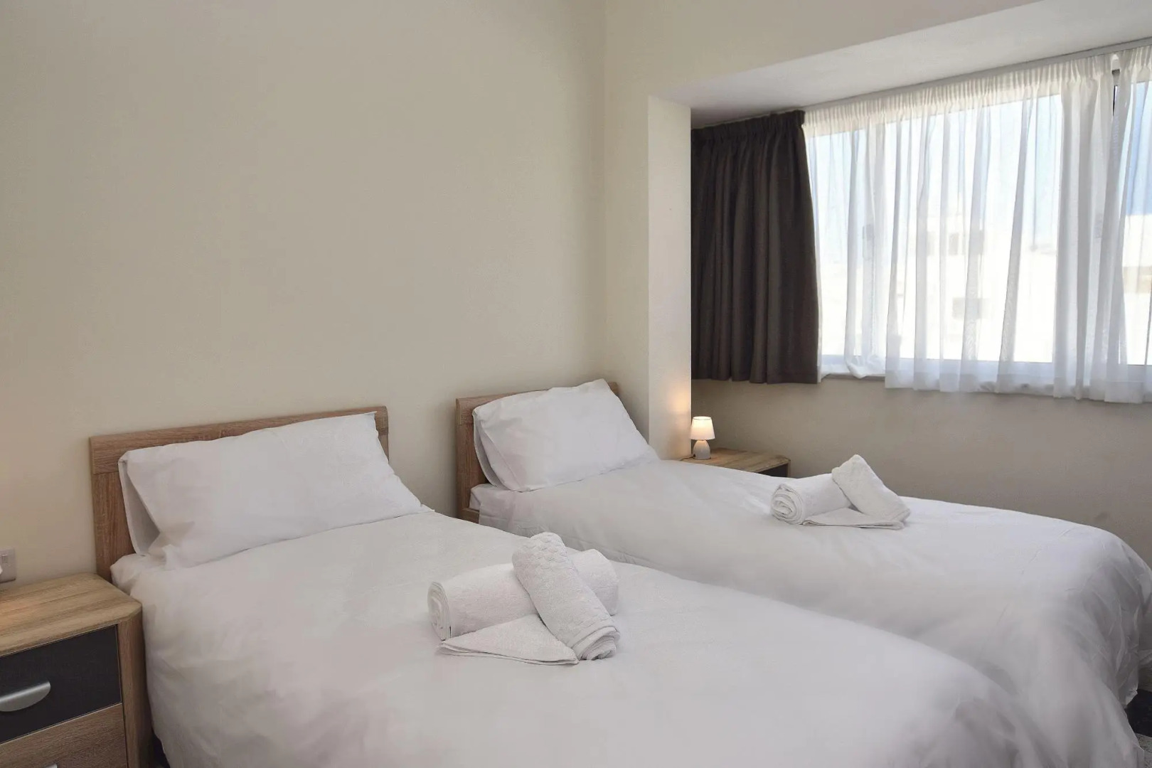 2 Bedroom, Bright & Central Top Floor Apartment - 5