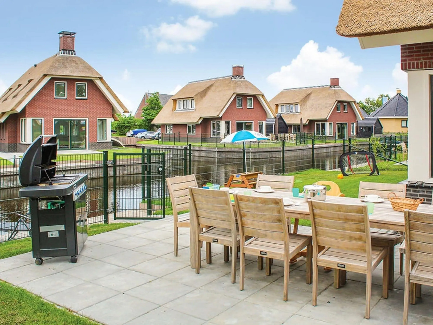 Beautiful villa with enclosed garden, in a holiday park in Friesland