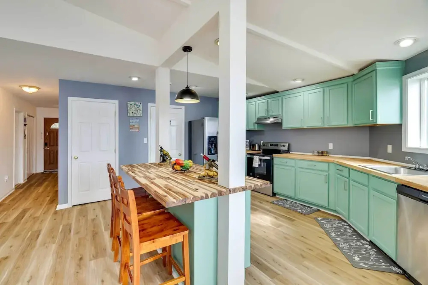 Stunning Tobyhanna Home w/ Lake Access + Kayaks!