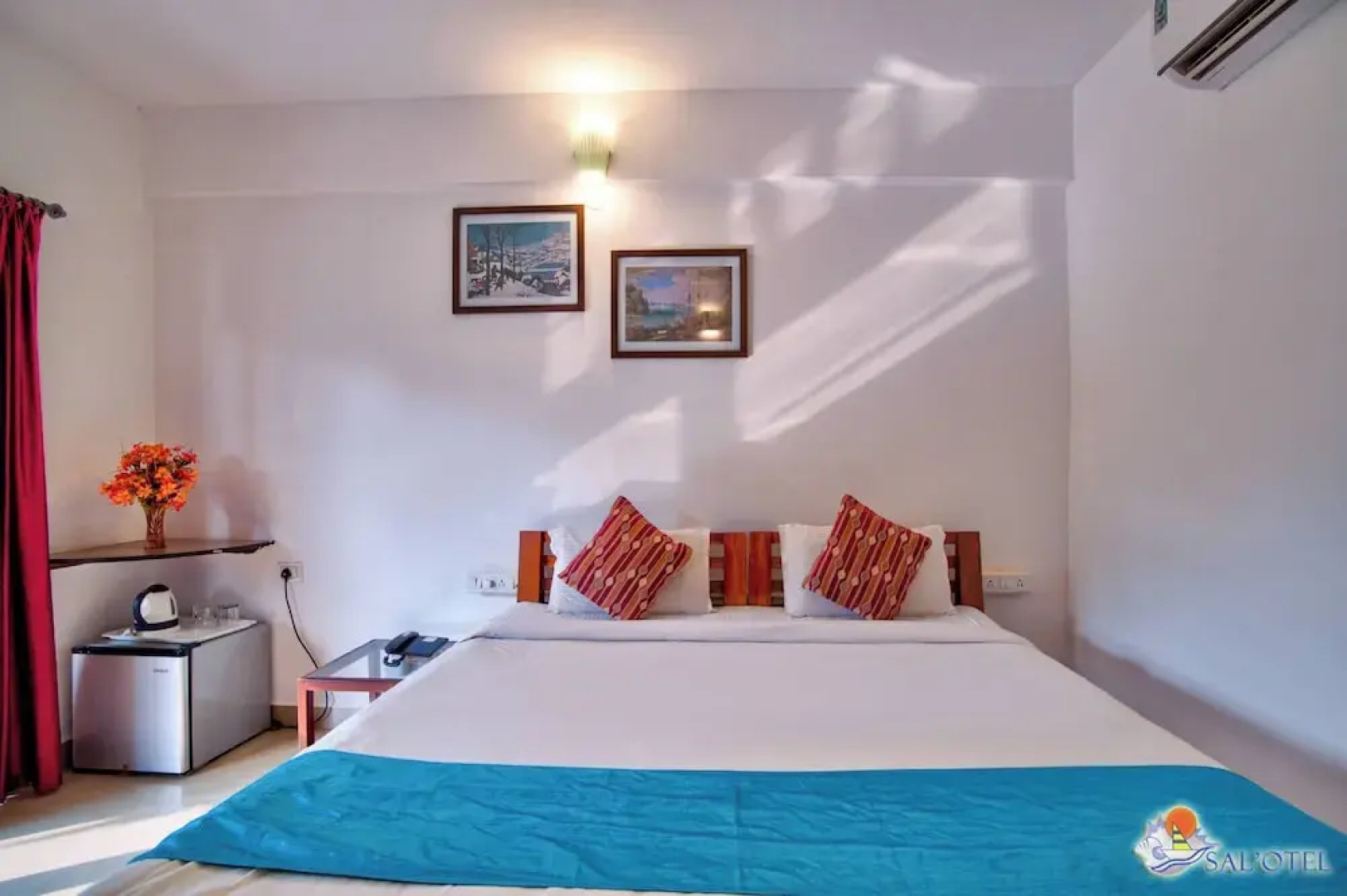 Salotel- near Mae De Deus Church