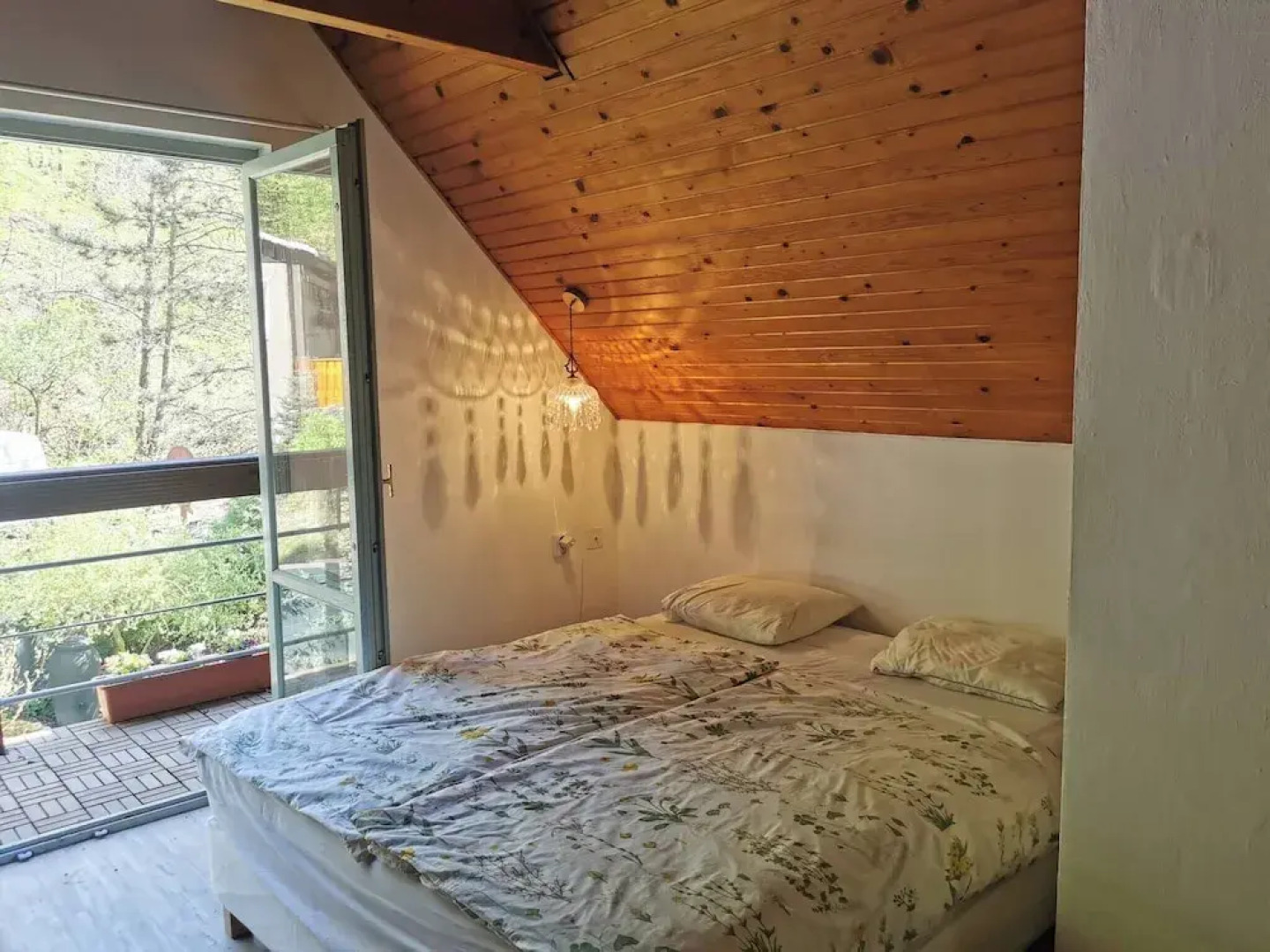 Sunny Wooden House on Creek, 30 Minutes Prague