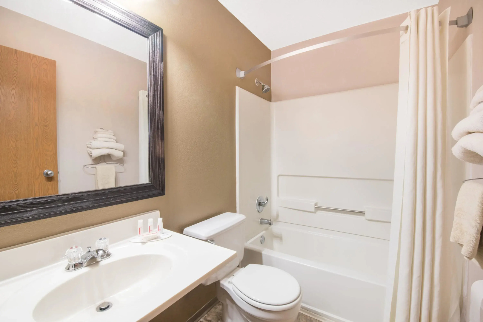 Super 8 by Wyndham Warroad