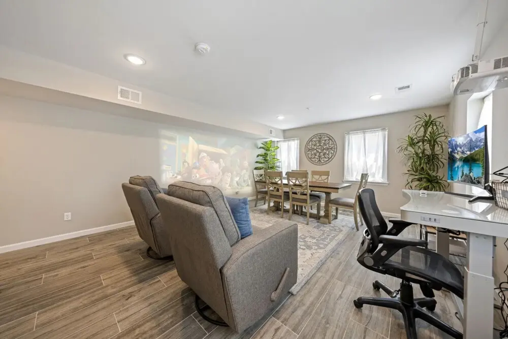 Simon Stays I Grand Oasis