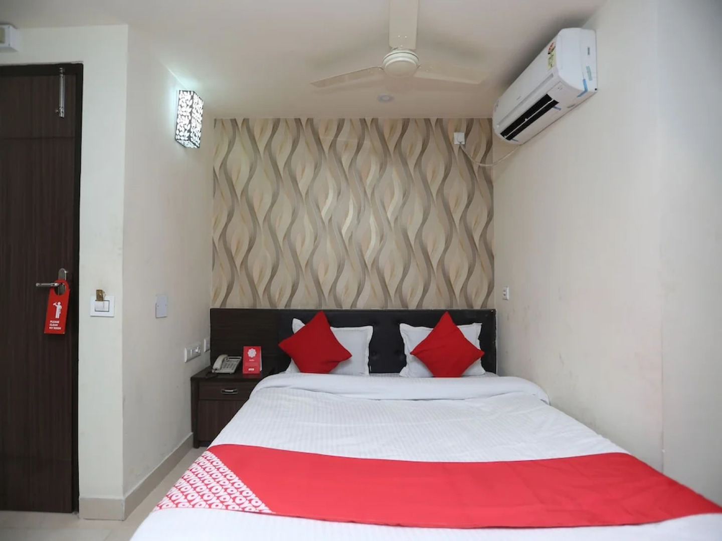 OYO 27725 Hotel Crown Plaza