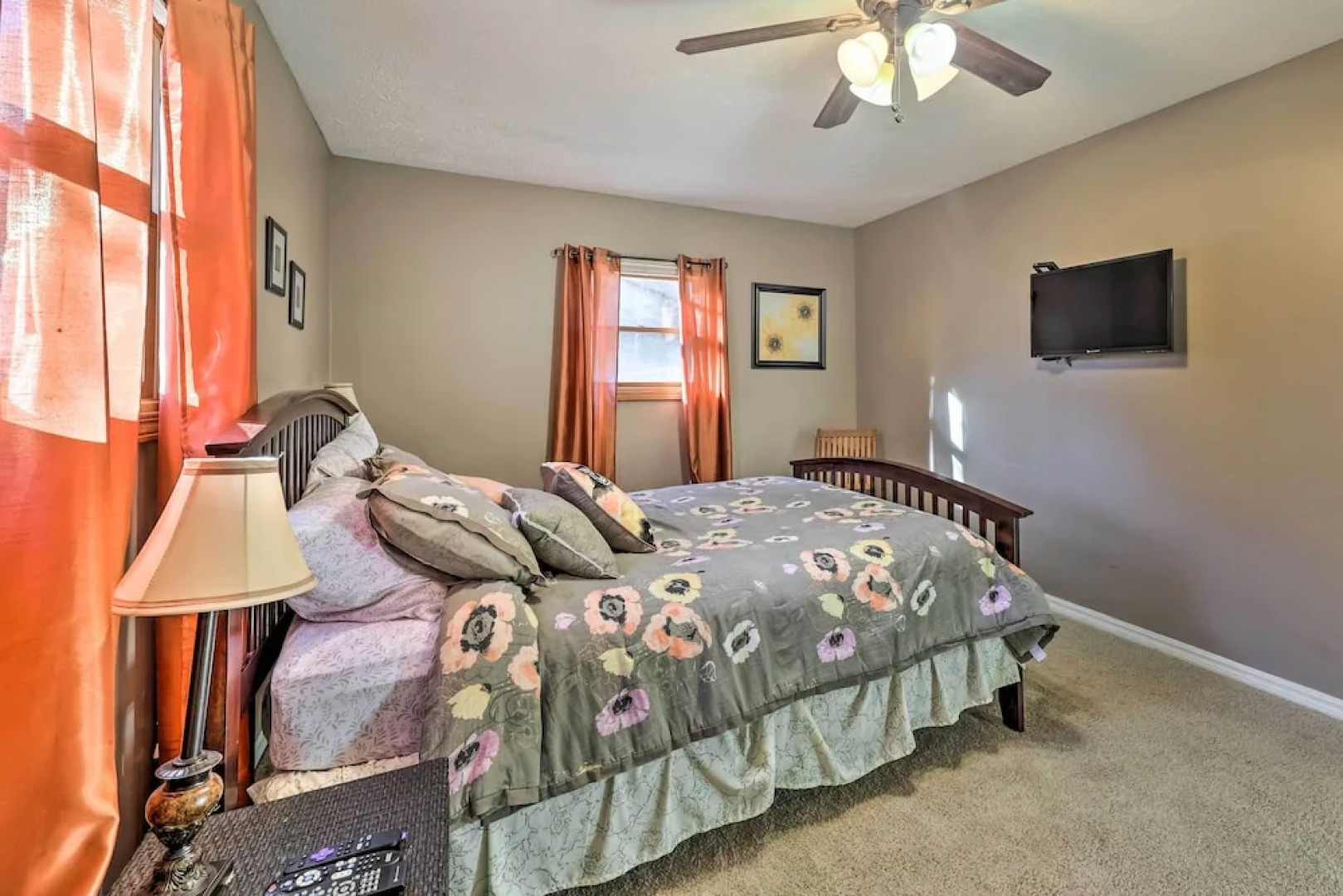 Holiday Island Home: Hot Tub & Wood Stove!