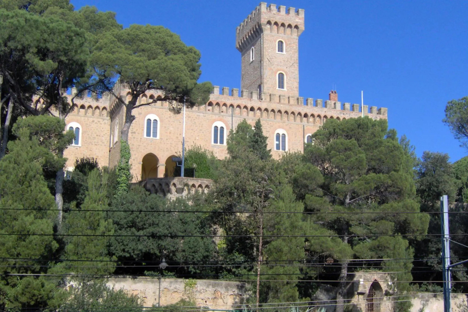 On the sea with a big terrace with seaview. Parking . SMALL SIZE ANIMALS CAN BE ALLOWED ON REQUEST.-AS 24 - MANNELLI