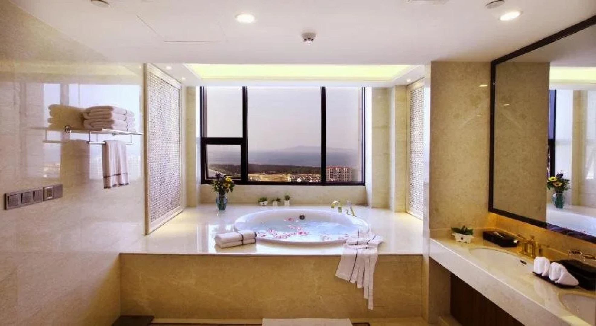 Longyue International Hotel