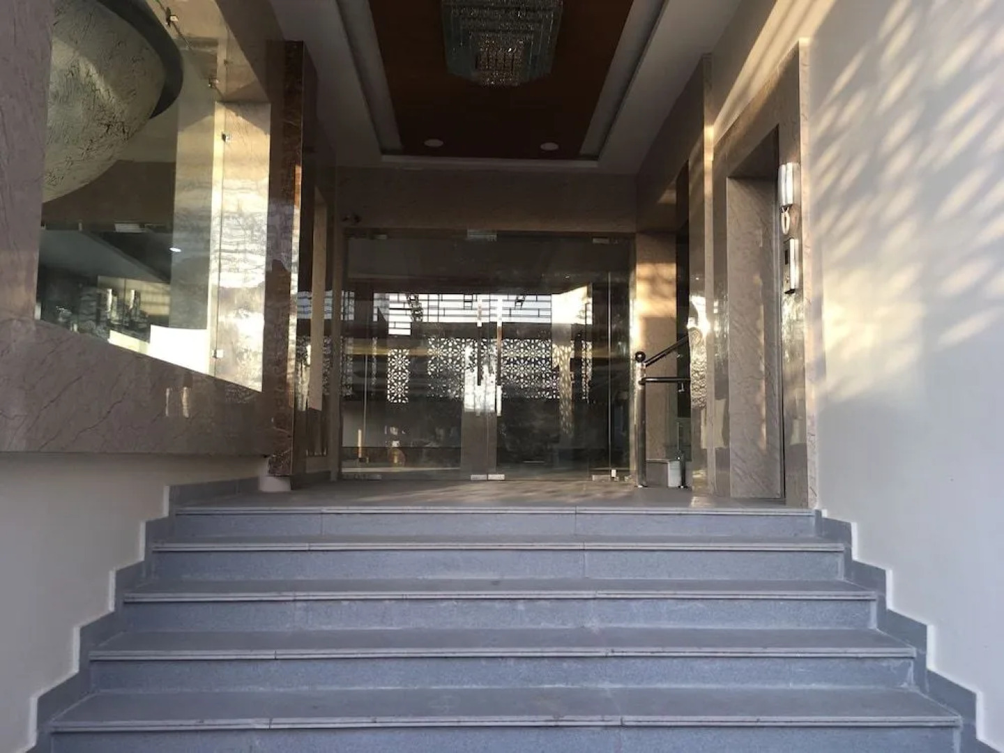 Hotel Ratan Royal Inn.