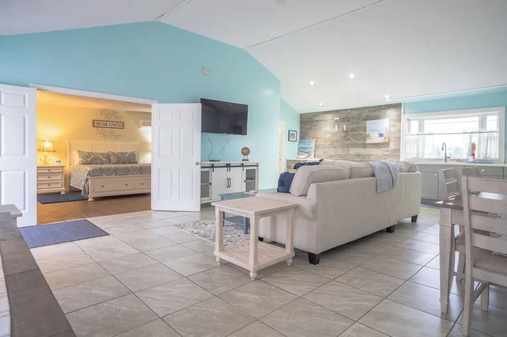 Elegant Suite with Jacuzzi