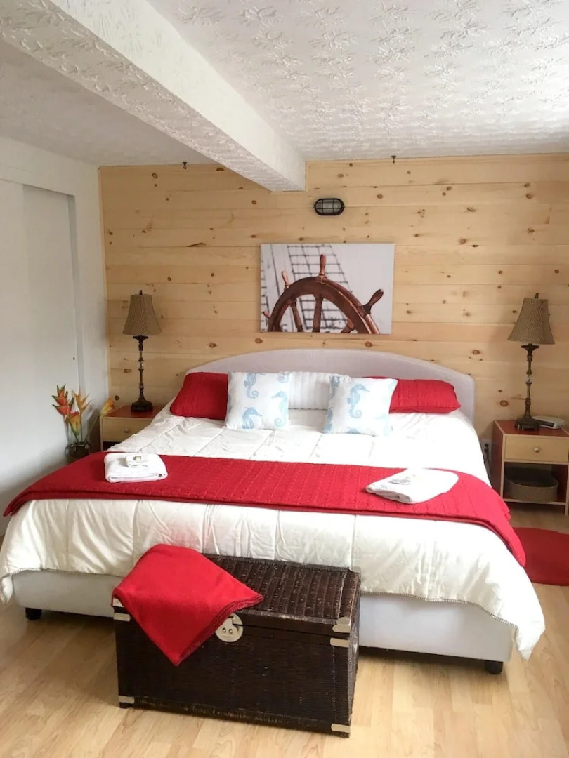 Chalet With 2 Bedrooms in Knowlton, With Wonderful Lake View, Enclosed
