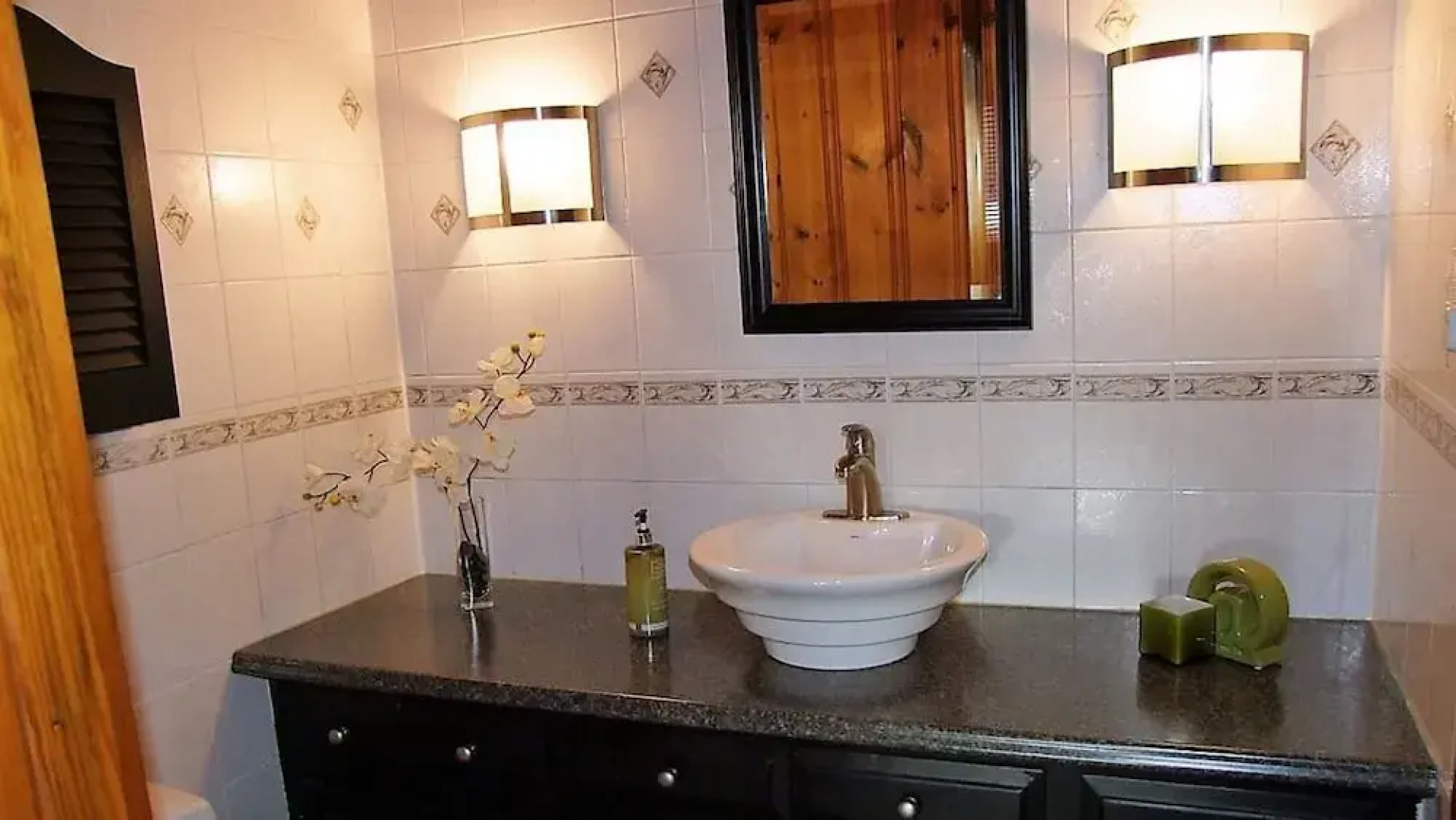 Duhamel Rock Cliff 3-Bedroom Waterfront Chalet