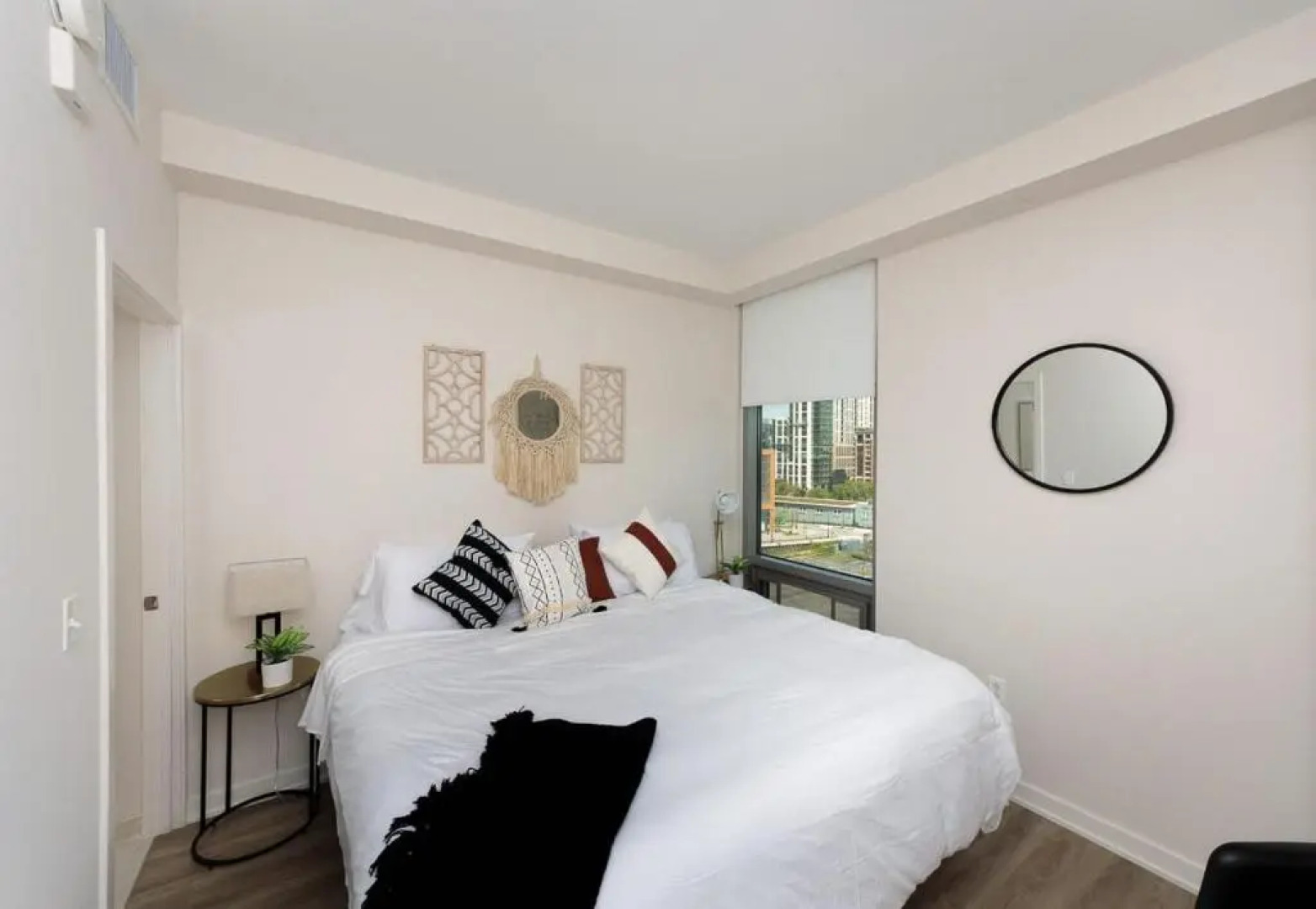 3BR Glass Suite With Gym & Pool By ENVITAE