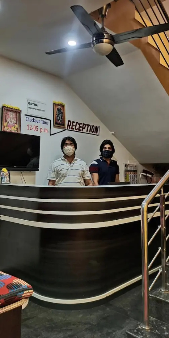 Iroomz Hotel Gananjaya - Hostel