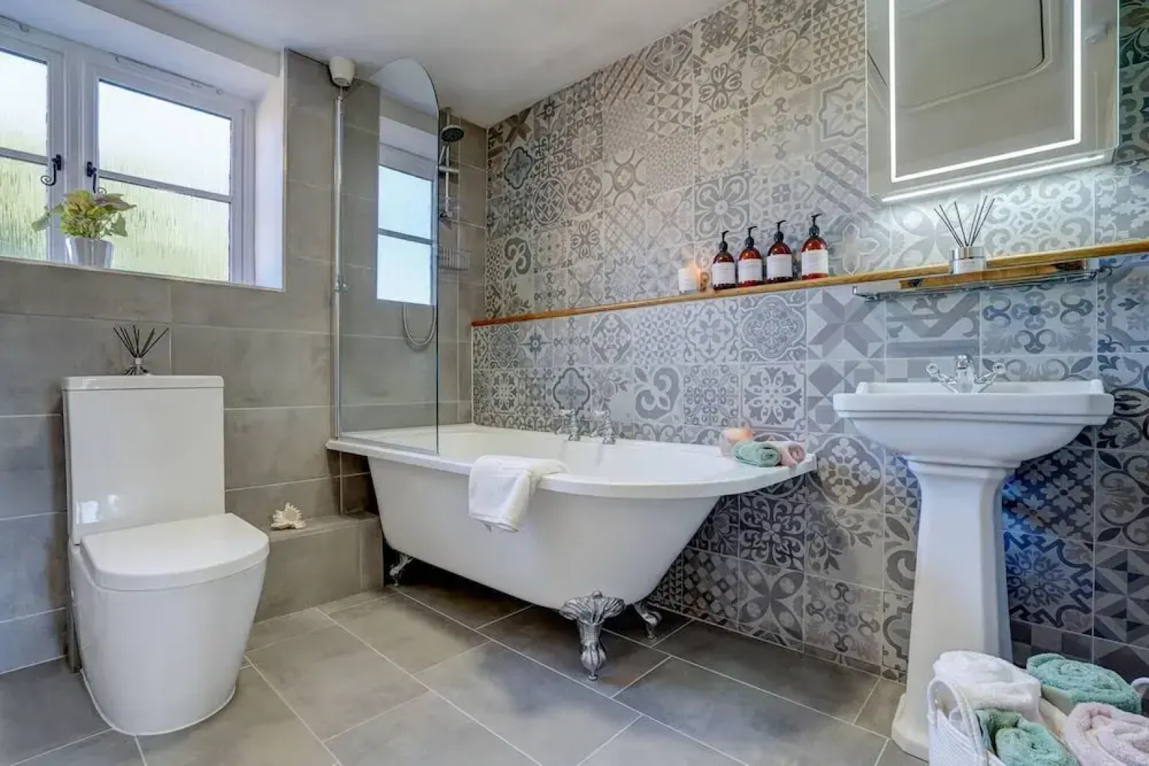 Luxury 1 bed Cottage With hot tub and log Burner