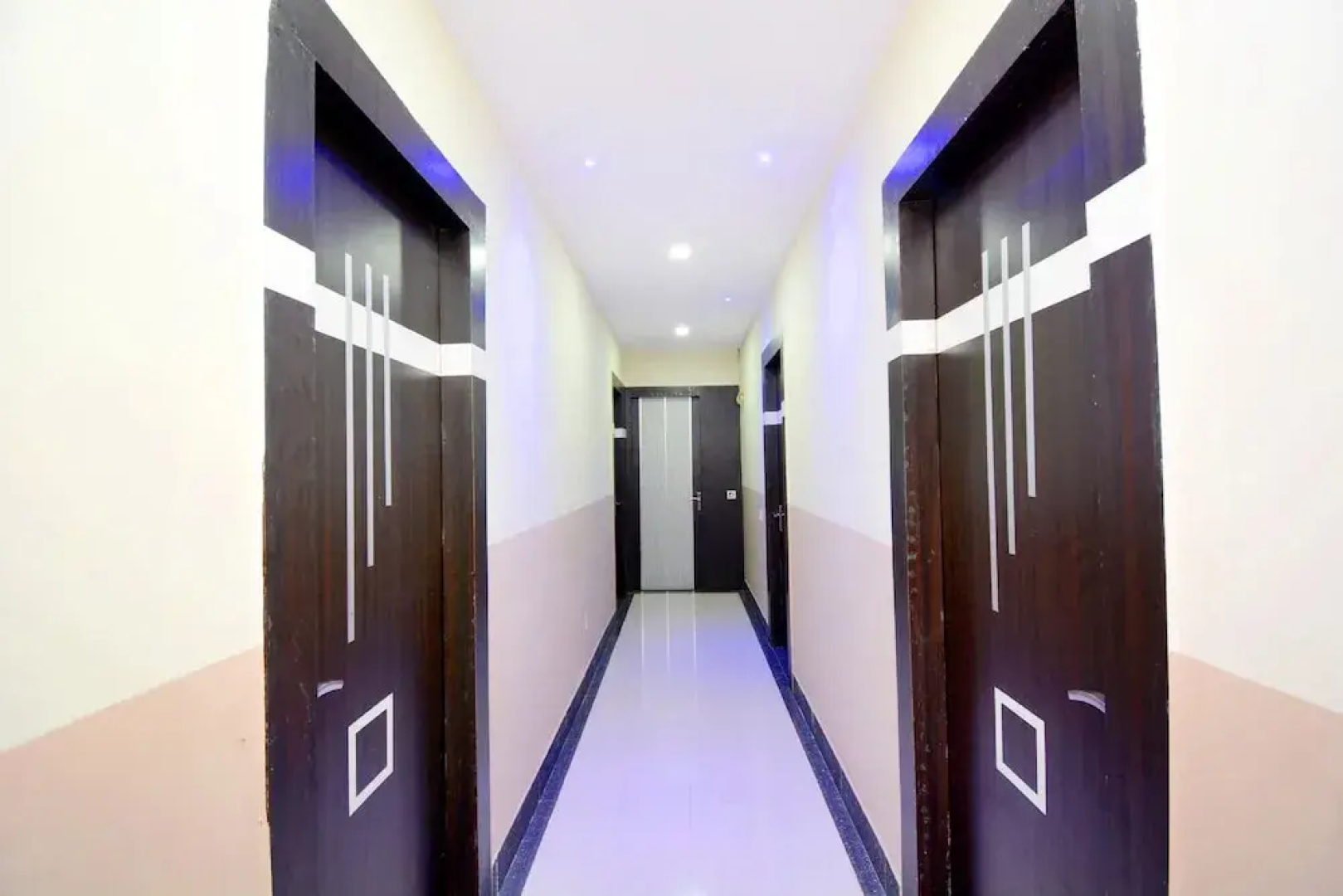 Hotel Royal Lifestyle By OYO Rooms