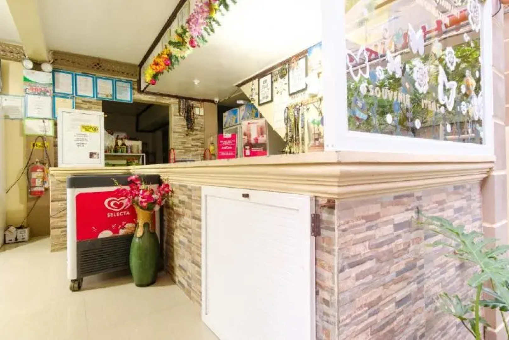 RedDoorz @ Prince JB Beach Resort Zambales - Vaccinated Staff