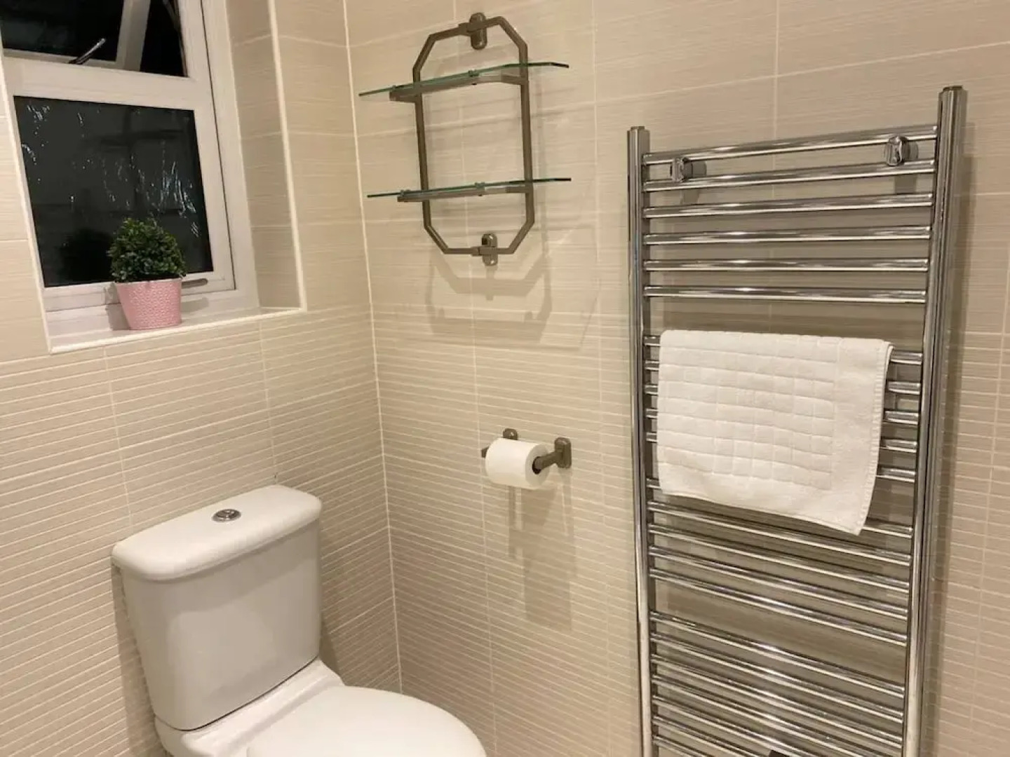 4-bed House With Private Garden in Barnsley!