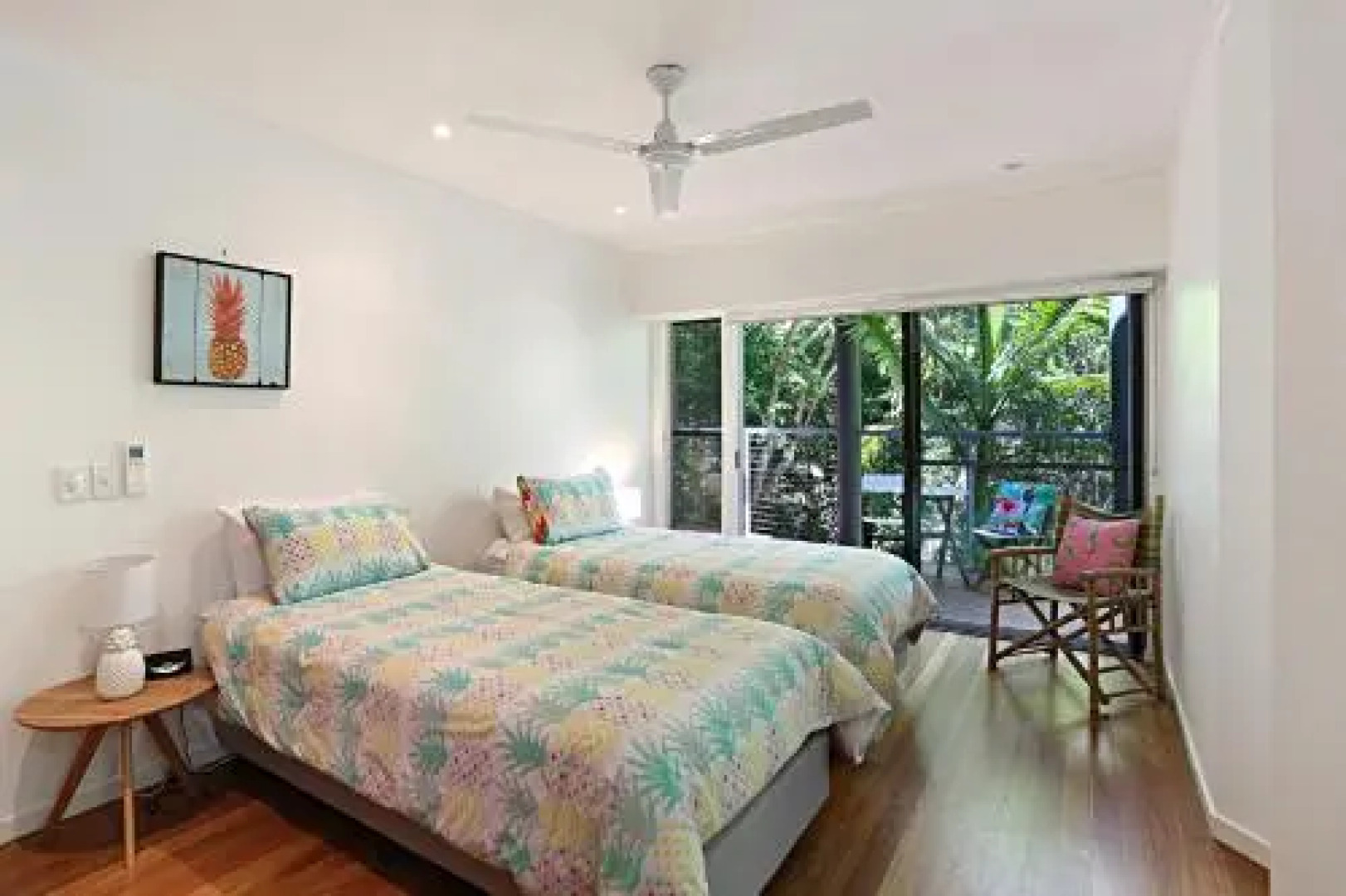 Barefoot Bungalow - Castaways Beach