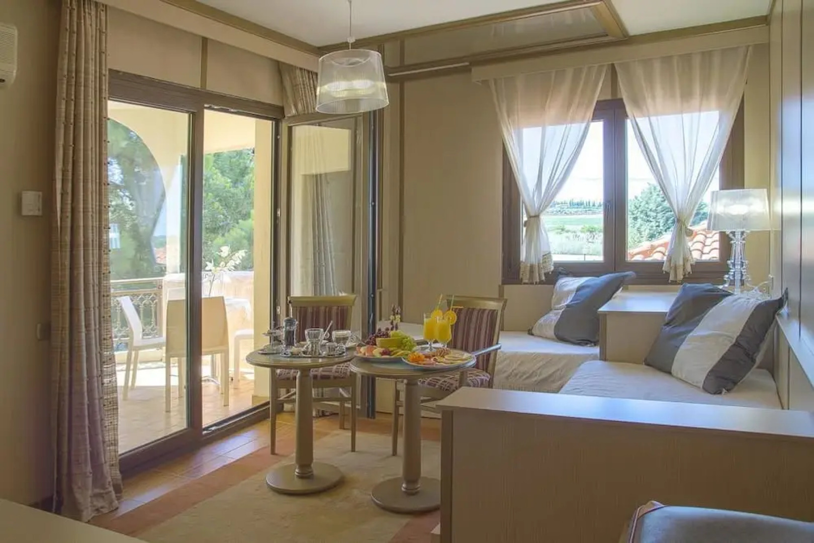 Arxhontiko Chris & Eve