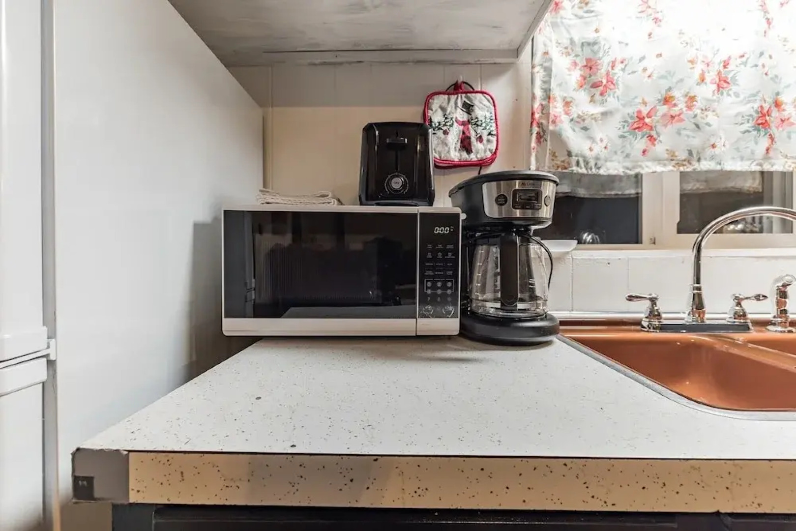 Nostalgic & Cozy Cabin: Steps To Pines Lake! Pet Friendly! 2 Bedroom Cabin by Redawning