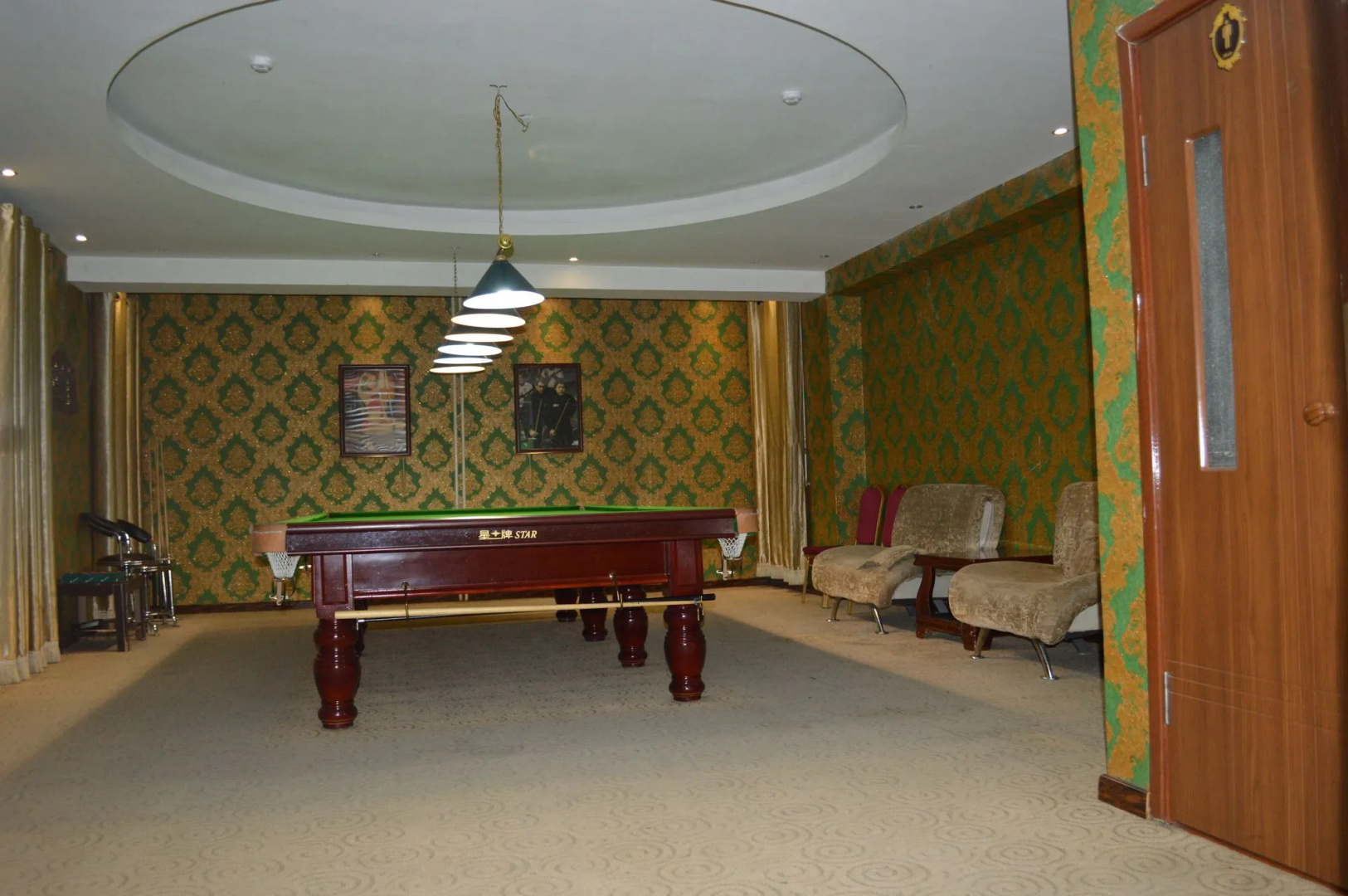 Land Hotel