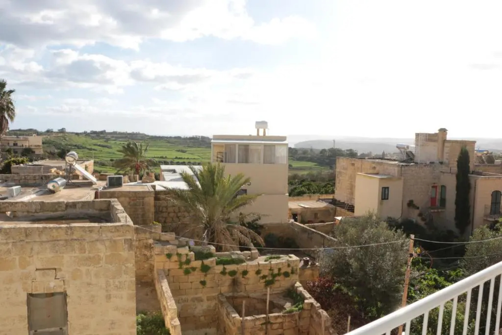 Wileg 4A Luxury Studio Apartment with Shared Swimming Pool.