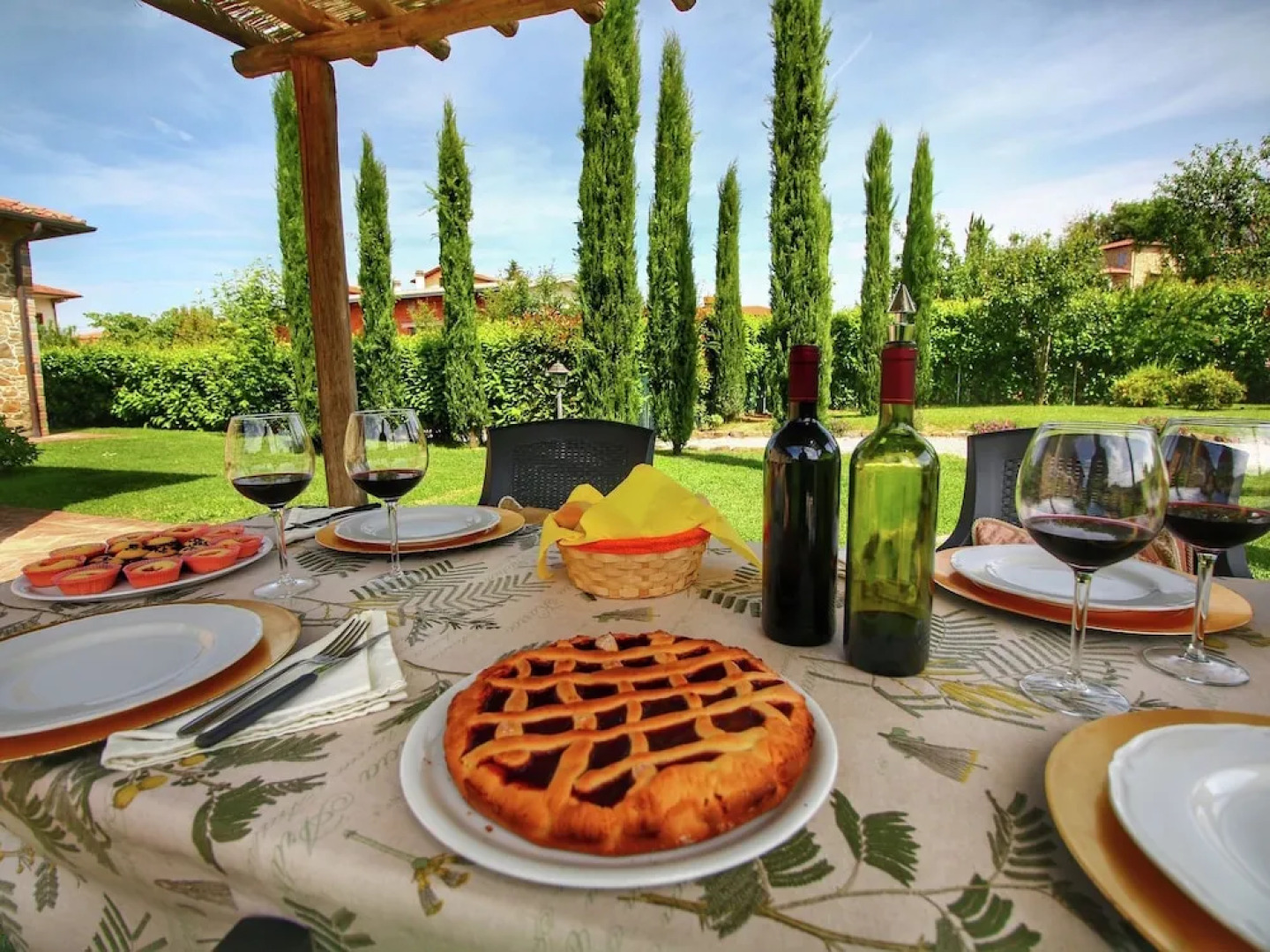 Luxurious Cottage in Lucignano with Pool