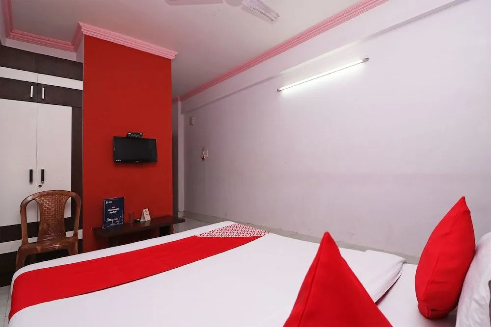 Capital O 16872 Chakra Nayan Tara