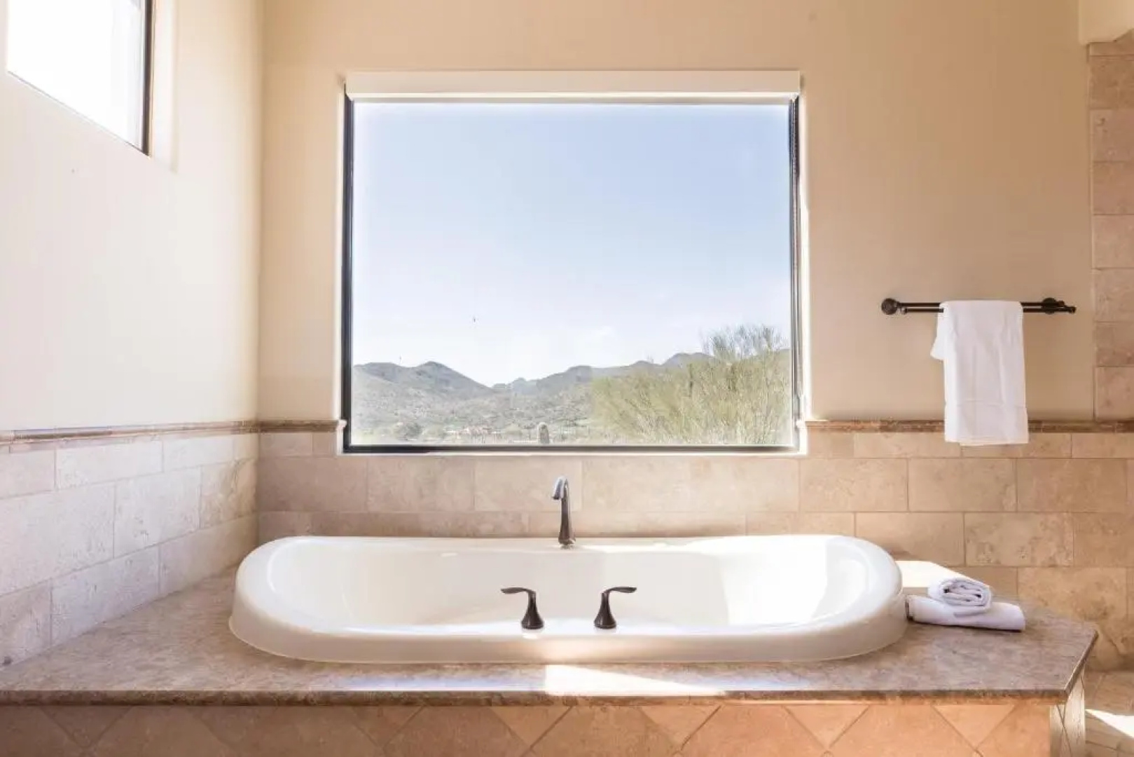 Sunbeam by Avantstay Elegant, Private Desert Home w/ Infinity Pool, Spa & View