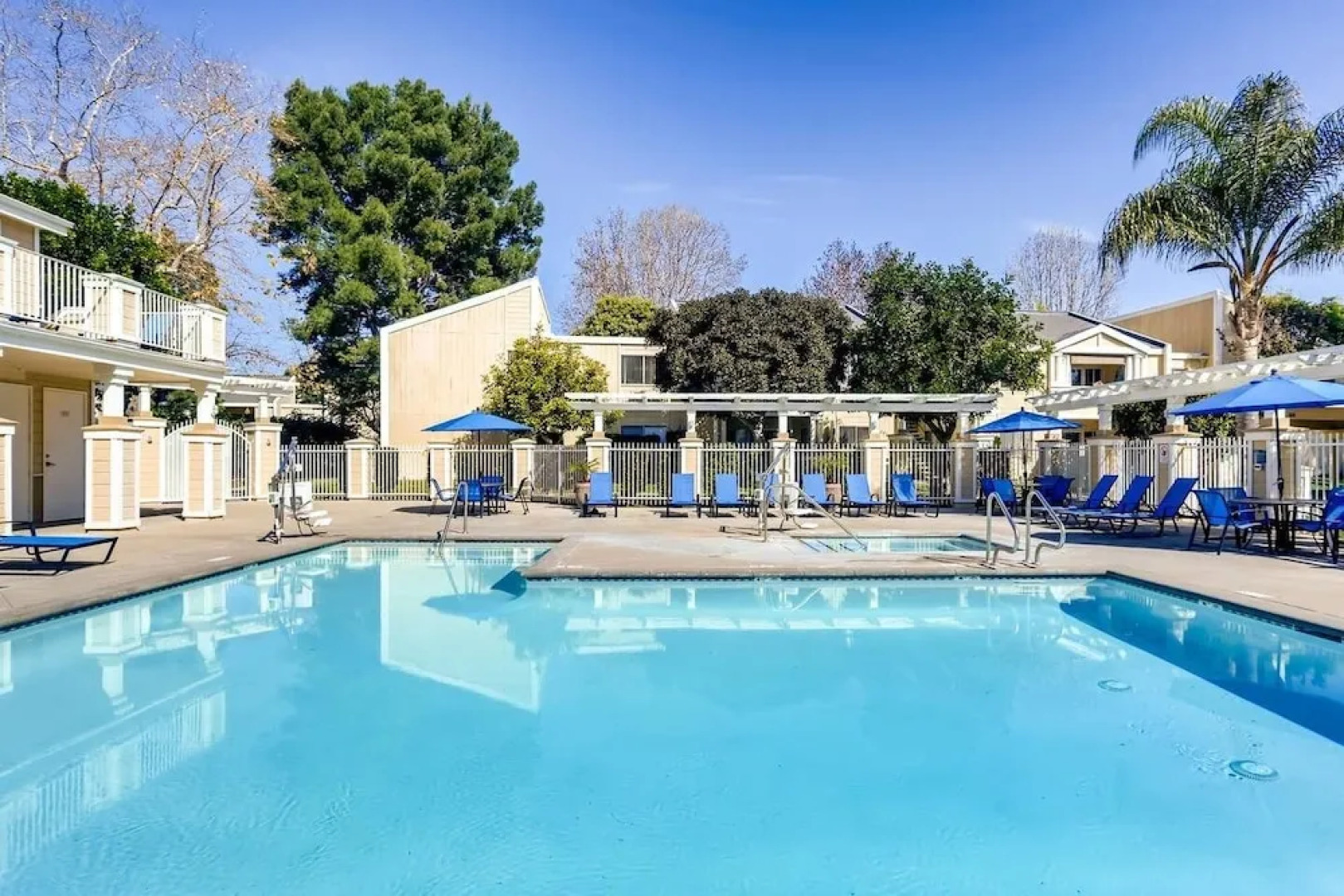 Private Entrance Under The Sea - 2BR/2BATH Next To Ritz Carlton - Walk To Ocean! (MB4)