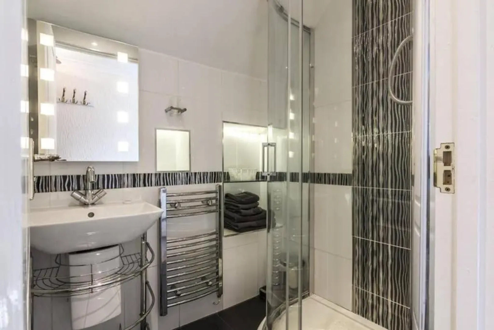 Beautiful apartment with private pool near Tenby