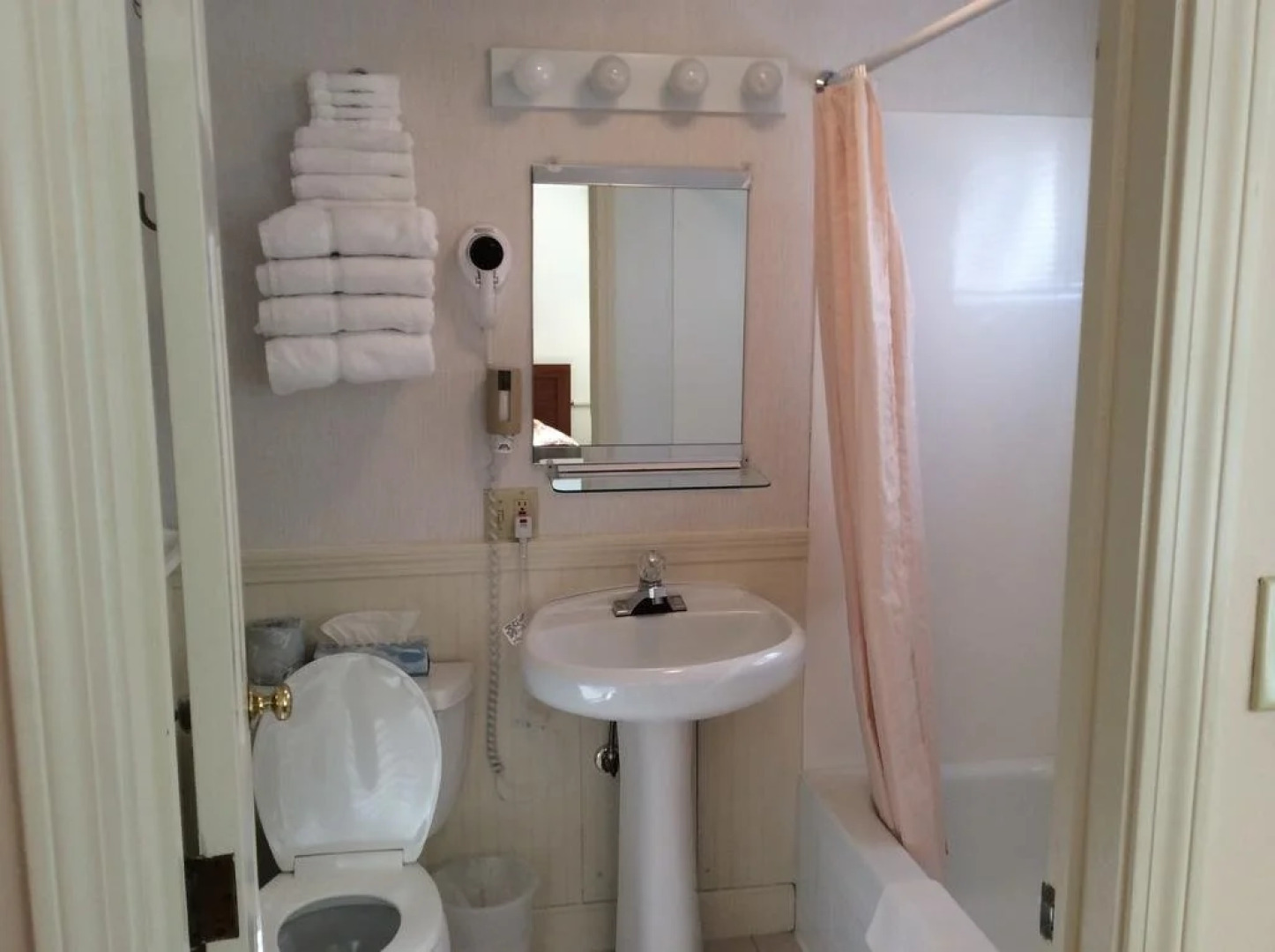 Midway Motel and Cottages