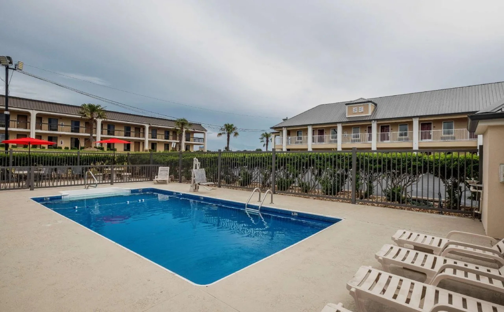 Red Roof Inn & Suites Calhoun